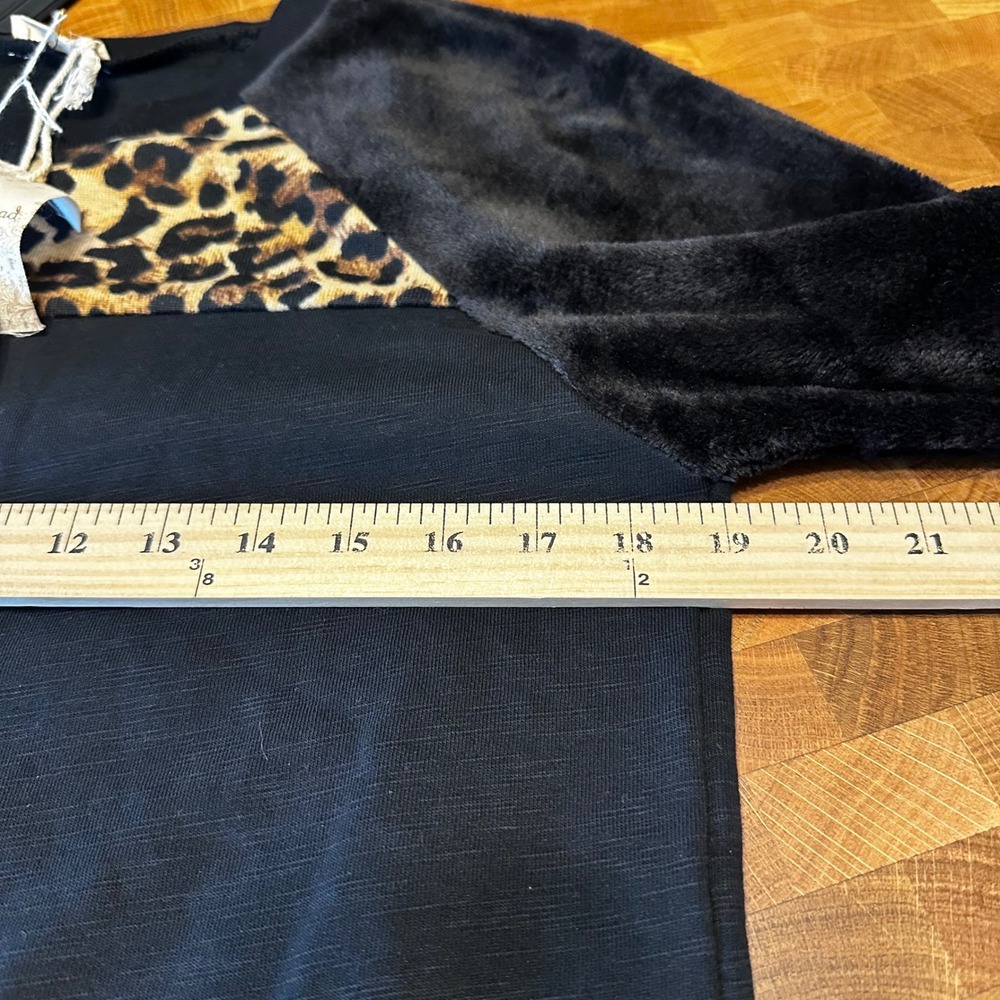 Hem & Thread Women's Leopard Print Fuzzy Sleeve Crew Neck Pullover Sweatshirt‎ - Picture 4 of 6